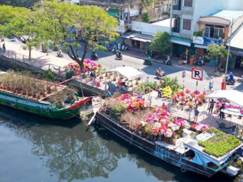 Bến Bình Đông tấp nập ghe thuyền, khách bắt đầu săn hoa Tết sớm