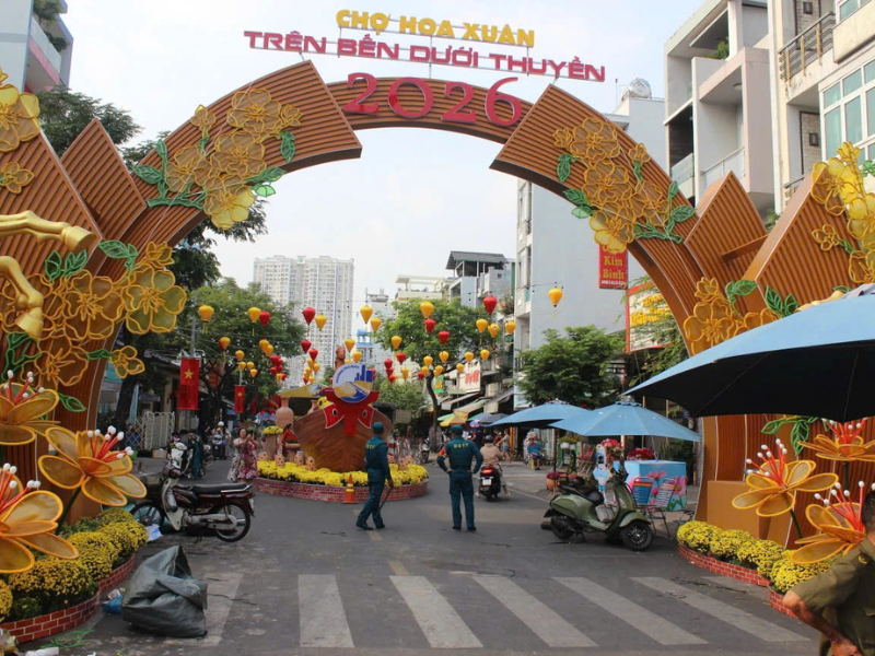 Chợ hoa ’Trên bến dưới thuyền’ hot rần rần: Giới trẻ check-in trước giờ G