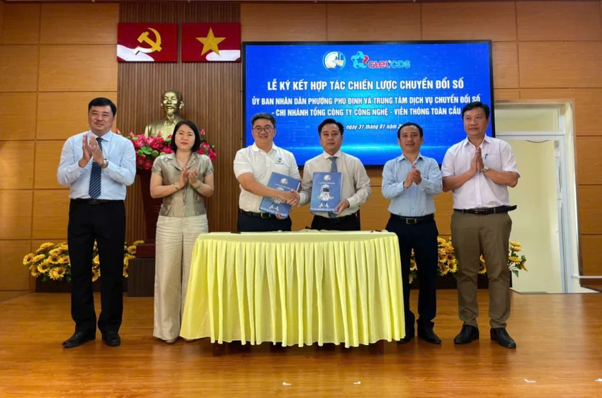 Chợ Hoa Xuân trên bến, dưới thuyền có không gian số