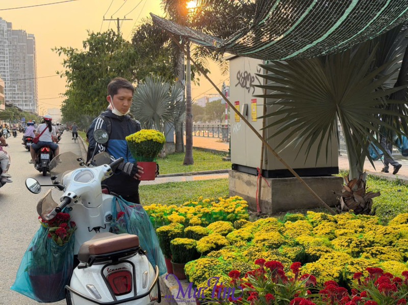 Người dân tham quan mua sắm sớm tại chợ hoa xuân ’Trên bến dưới thuyền’