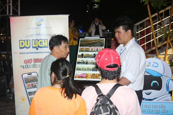 TPHCM: Khai mạc Chợ hoa xuân ”Trên bến dưới thuyền” Tết Bính Ngọ 2026